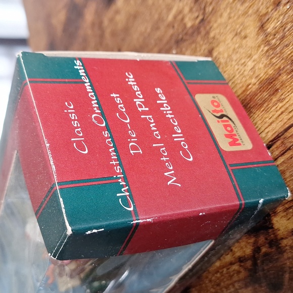 1998 Classic Christmas Ornament - Picture 3 of 4